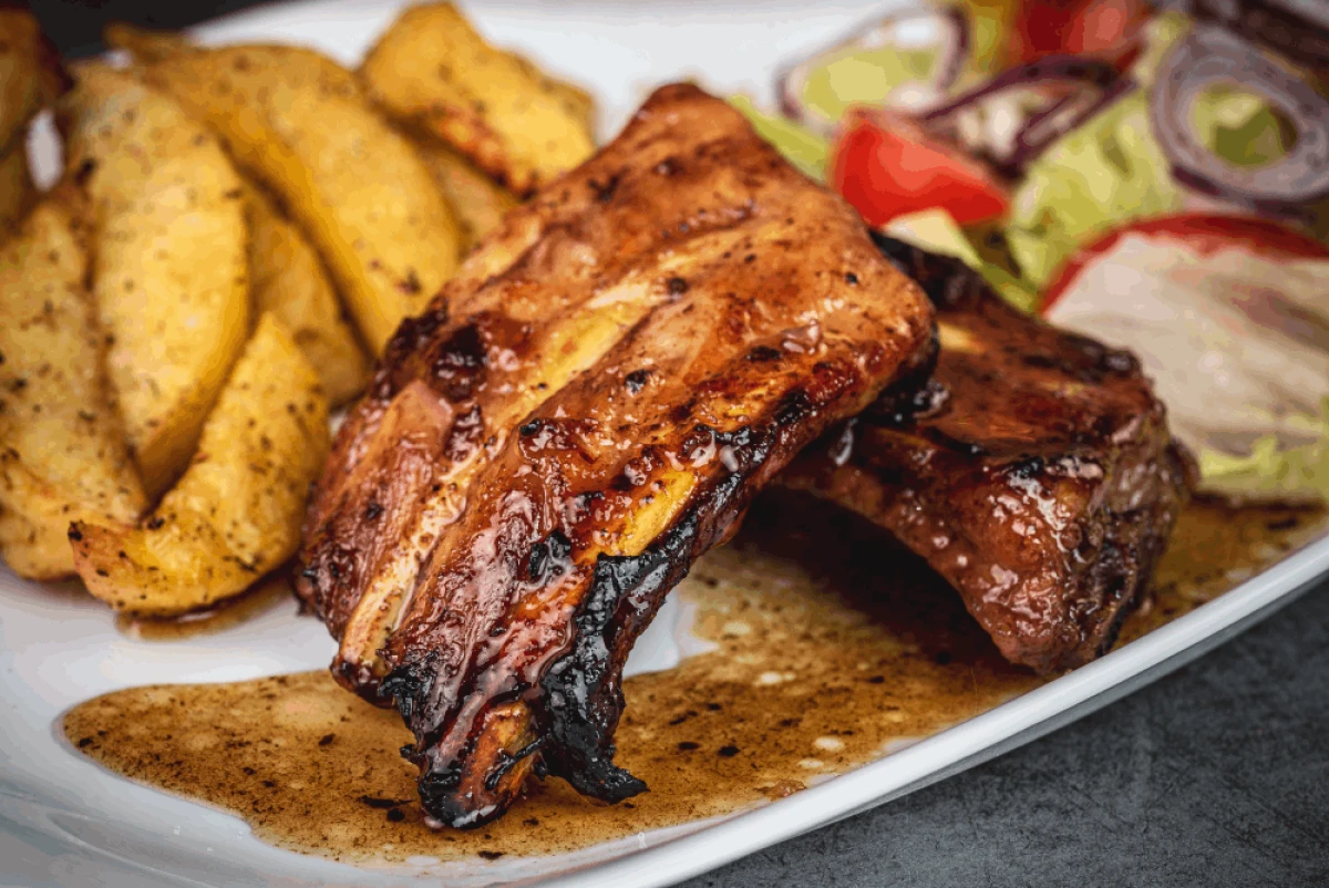 Żeberka bbq podane z pieczonymi ziemniakami i sałatką